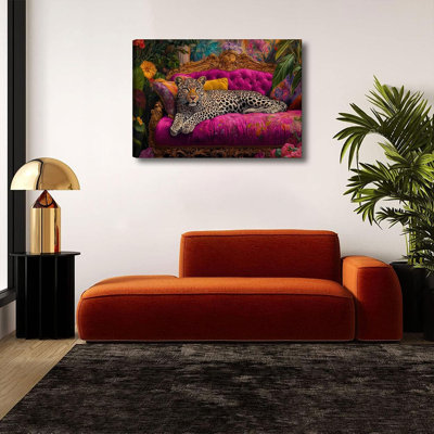 Guépard couché sur un canapé rose, art mural léopard éclectique, décoration murale, animalier, affiche, impression, pour le salon, la chambre à coucher, la décoration intérieure, prêt à accrocher, 16 x 24 po