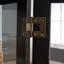Vitrine lumineuse avec portes en verre trempé, panneau arrière en miroir et tablettes réglables pour une superbe présentation à la maison ou au bureau