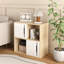 Armoire de rangement moderne et fonctionnelle en bois avec portes coulissantes, tablettes ouvertes et fermées à 2 niveaux pour organiser l'espace de vie, de chambre à coucher ou pour les enfants