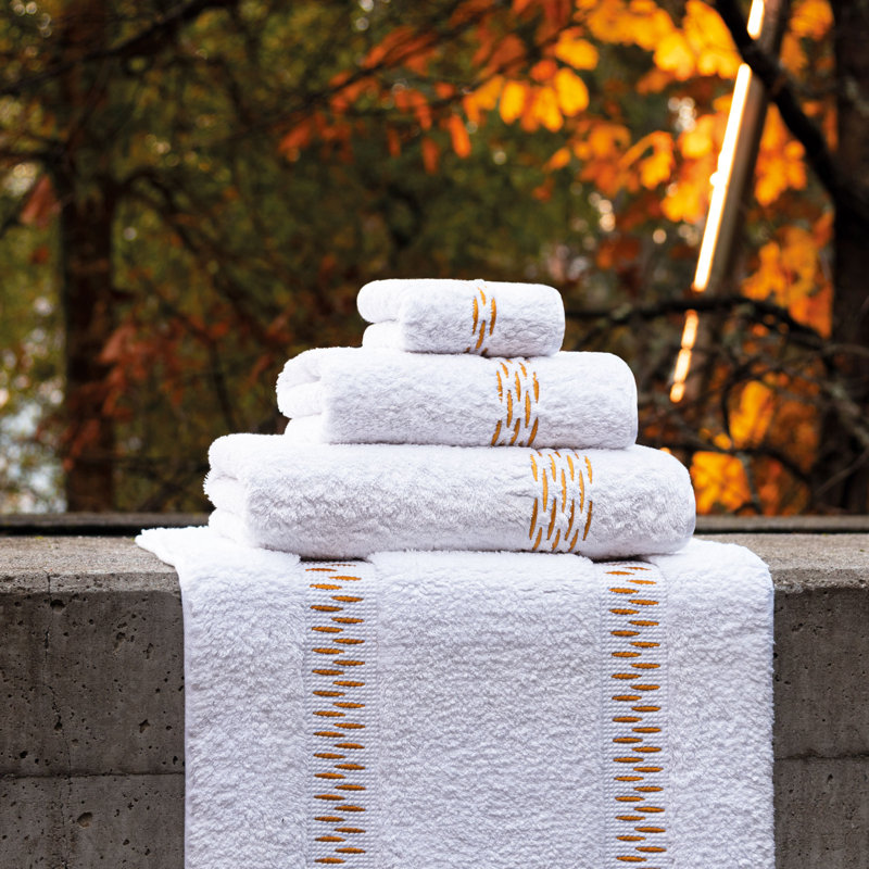 Alhambra Bath Rug, 20" W x 31" L, White/Gold