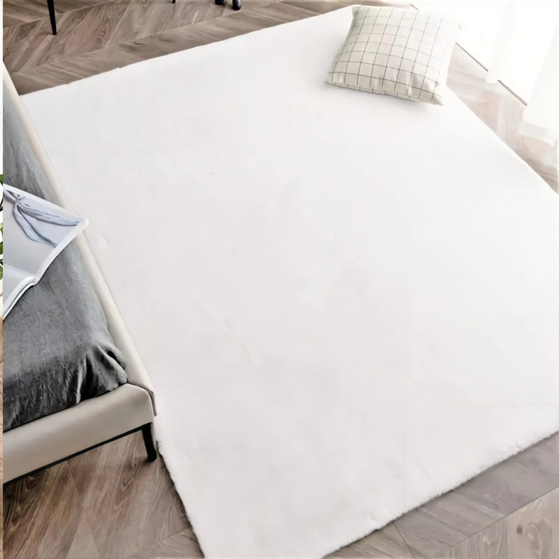 Tapis blanc en fausse fourrure de couleur unie Angeline, Rectangle 6 pi x 9 pi