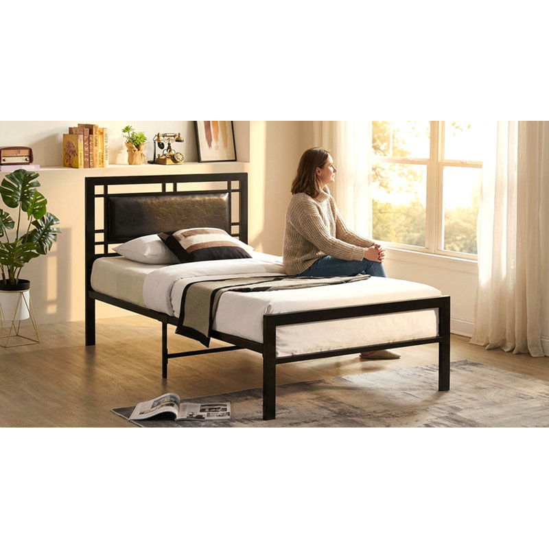 Structure de lit plateforme moderne en métal avec tête et pied de lit, support en lattes en acier robuste, aucun sommier tapissier requis, fabrication stable pour réduire le bruit, dégagement sous le lit, assemblage facile,