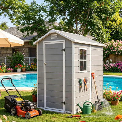 Grande remise de jardin imperméable en résine de 68,11 po x l 51,18 po x H 78,94 po avec porte verrouillable, évents et fenêtre pour l'organisation du patio, de la tondeuse, du vélo et des outils.