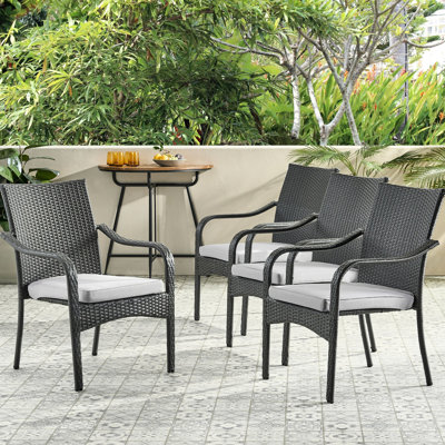 Chaises d'extérieur empilables en gris, structure en fer, coussins argentés, confortables et peu encombrantes