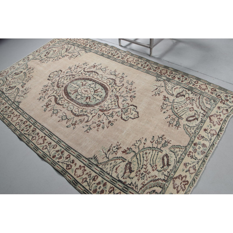 Tapis turc rétro à motif médaillon floral complexe dans des tons beiges doux pour un décor élégant
