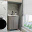 L'armoire de salle de bain brune de 24 pouces, jumelée à une cuve en céramique blanche, est pliable et facile à transporter.-1763393722