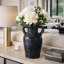 Vase de table décoratif texturé Amphora avec poignées torsadées pour la décoration intérieure-423227705-434249830