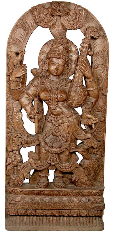 Quatre bras debout Saraswati avec paon et Kirtimukha au sommet