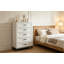 Commode bicolore blanche à 5 tiroirs, meuble de rangement de chambre en bois d'acacia de style transitionnel avec tiroirs doublés de feutre