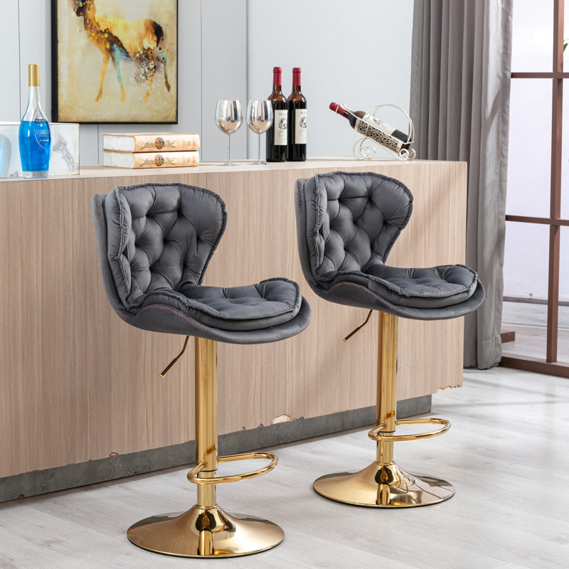 Deux tabourets de bar gris, repose-pieds et base, pivotant et réglable en hauteur avec levage mécanique, velours + pieds dorés avec velours 2, grâce à une conception simple