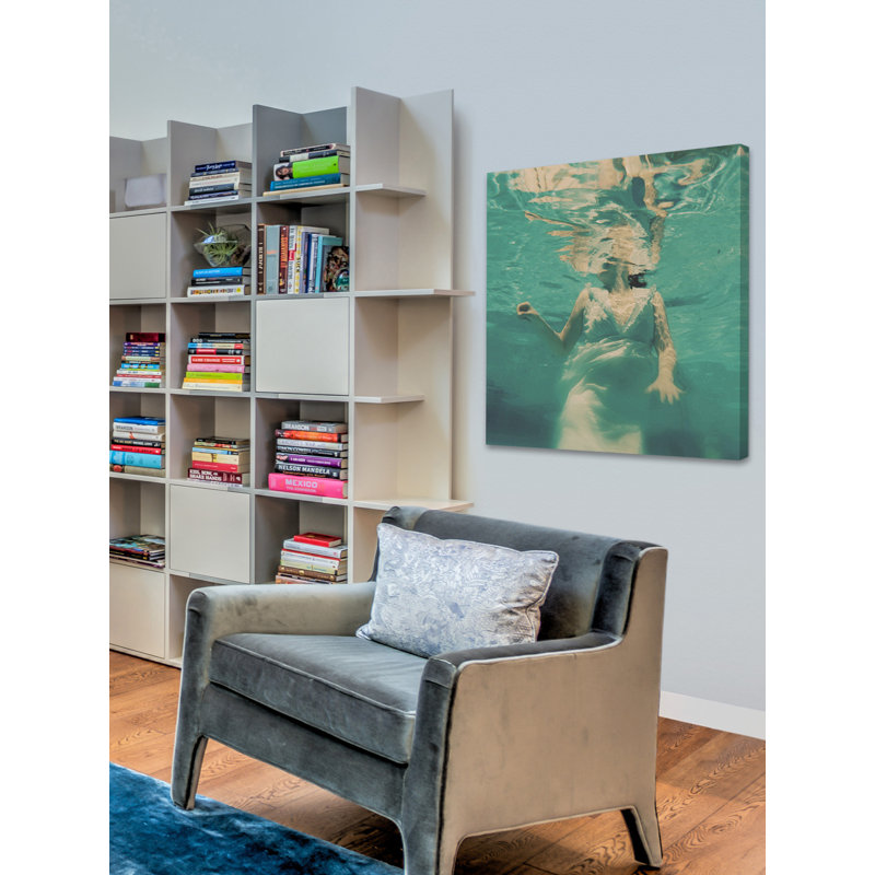 « plongée oreiller », reproduction de photo sur toile tendue, H 48 po x l 48 po x P 1,5 po