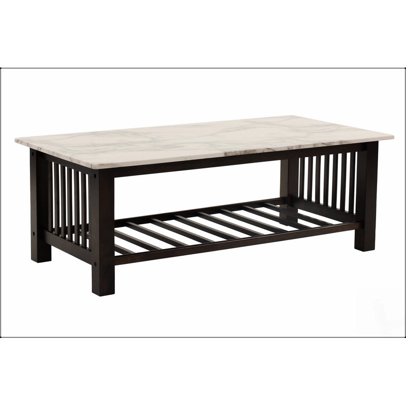 Table basse moderne et contemporaine avec plateau en faux marbre, pieds en noyer antique et tablette de rangement ouverte pour le salon