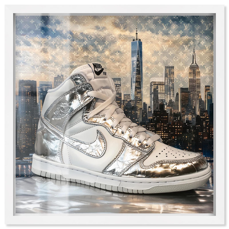 «NYC Metallic Sneaker Shadowbox Print Sneaker» par Art Remedy, H 13 po x l 13 po, Blanc