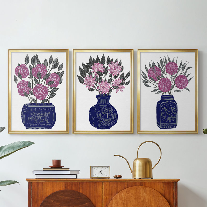 «Painted Vase I» - Toile tendue avec châssis sur mesure - 3 pièces, H 27 po x l 57 po, Doré