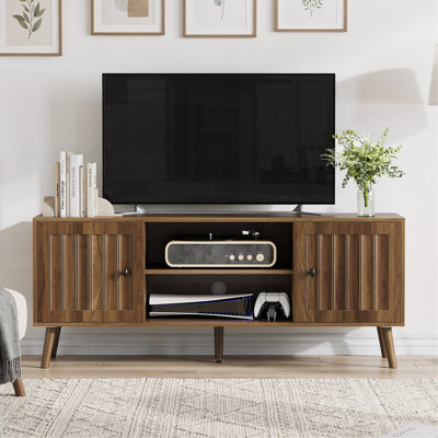 Meuble télé en bois de 55 po avec 2 portes à rainures verticales, tablettes de rangement réglables, meuble de rangement pour le salon, centre de divertissement avec espace de rangement, couleur noyer
