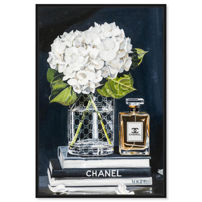 Art Remedy, toile, cadre, vase en verre et livres glam bleu marine