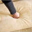 Canapé d'angle moderne en chenille d'une forme en L avec jupe à volants amovible et pouf pour un confort optimal dans votre salon-297428696-297428702