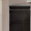Élégante armoire à miroir à trois portes grise avec tablettes soigneusement configurées