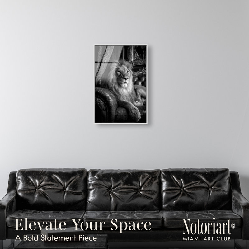 Décoration murale encadrée de lion orné de luxe à imprimé acrylique par Notoriart, cadre blanc, H 31 po x l 21 po