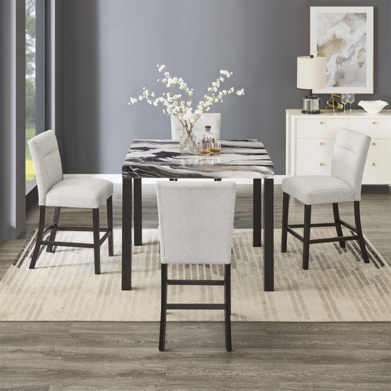 Table de salle à manger haute Cavira en faux marbre moderne avec 4 tabourets, alliant élégance et durabilité pour les cuisines et salles à manger contemporaines.