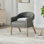 Chaise de salle à manger tonneau en tissu de style moderne avec accoudoirs en polyuréthane et dossier ouvert avec pieds en bois d'hévéa patiné, fauteuil club d'appoint creux