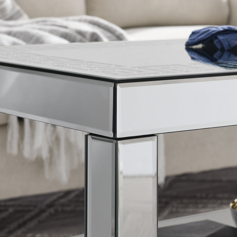 L 40 po x P 20 po x H 20 po Table basse à bordure incurvée et sculptée