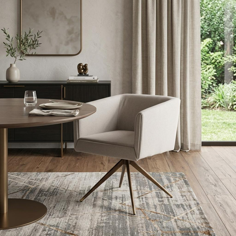 Chaise de salle à manger rembourrée en tissu gris clair et laiton