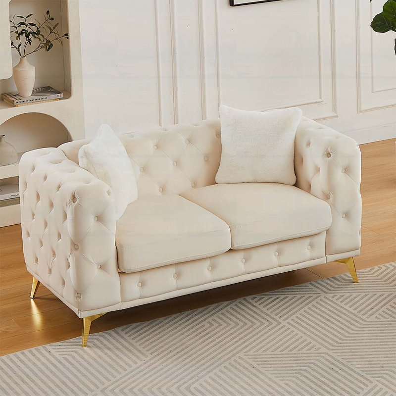 Luxueux canapé de style Chesterfield en velours avec détails capitonnés et pieds en métal, y compris 2 coussins décoratifs, beige