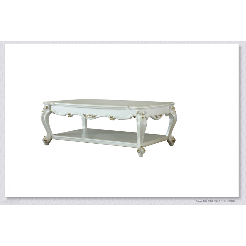 Table basse en perle antique avec tablette inférieure, pieds gracieux Queen Anne et finition rétro élégante pour les salons sophistiqués