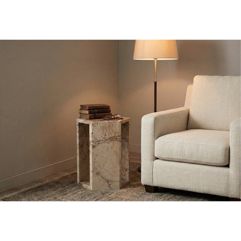 Table d'appoint en marbre rose naturel, nuances terreuses et forme hexagonale, idéale pour les petits espaces, veinage veiné, petites salles de bain