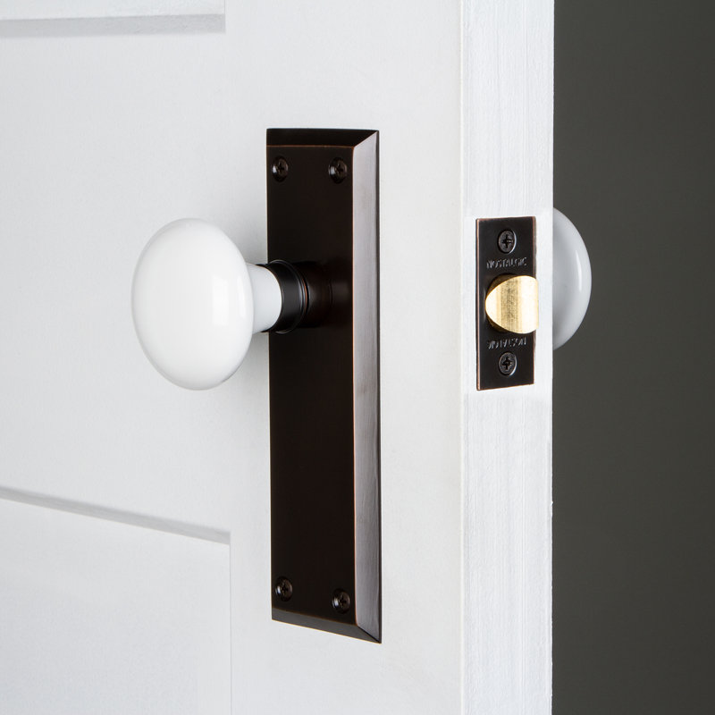 Plaque avec bouton de porte en porcelaine blanche New York, Bronze intemporel, 2 3/8 po