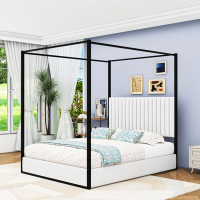 Lit plateforme à baldaquin en velours avec tête de lit tapissier