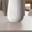 Vase ondulé texturé en céramique blanche