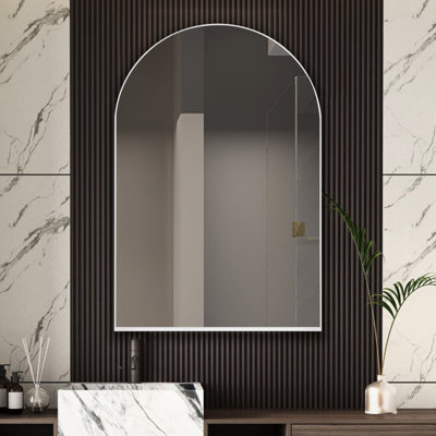 Armoire murale de salle de bain en métal avec miroir - 24 po x 36 po avec tablettes arquées encastrées et réglables en blanc pour rehausser la fonction de charme