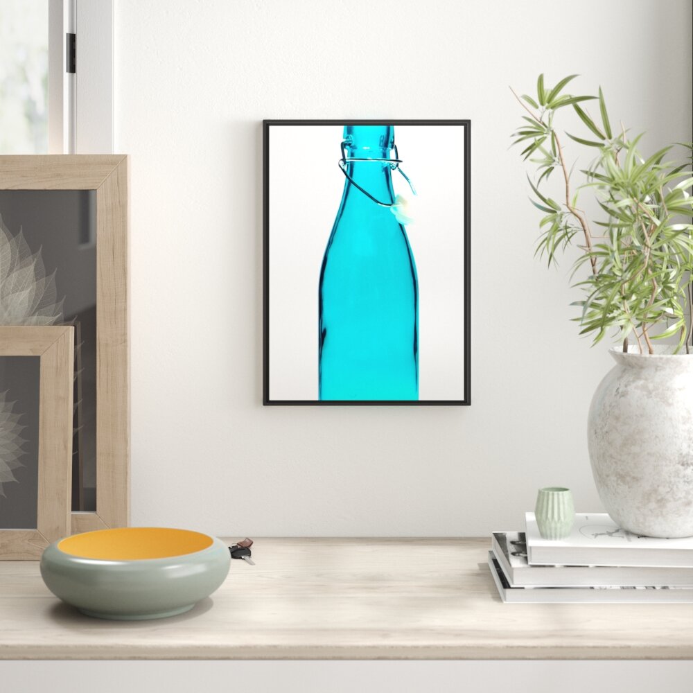 Gerahmtes Kartonbild Blaue Glasflasche