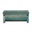 Table basse reposant sur quatre pieds en bois massif avec rangement