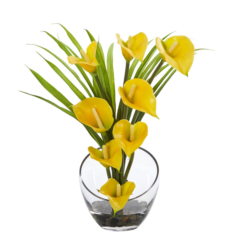 Arrangement floral de lys artificiels dans un vase, Jaune