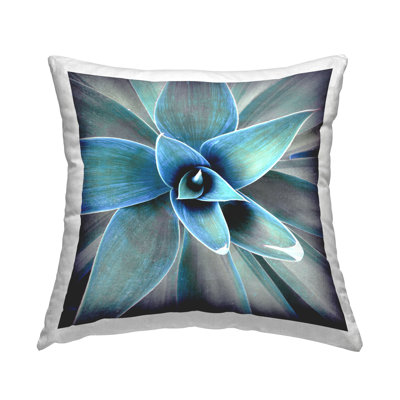 Gros plan sur un coussin décoratif imprimé de pétales de fleurs par Irena Orlov