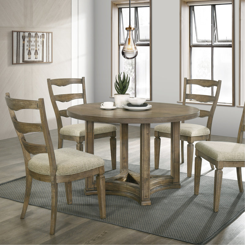 Les chaises d'appoint en chêne patiné (2 pièces) ajoutent du caractère à votre salle à manger avec (de 2) revêtement beige pour une sophistication