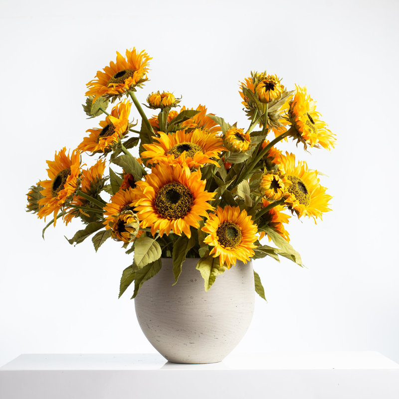 Arrangement floral de tournesol géant dans un pot en béton