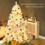 Grand sapin de Noël artificiel pré-éclairé-498262177