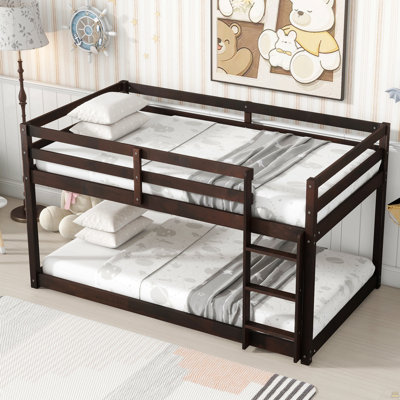 Lit superposé simple au-dessus d'un lit simple avec échelle en bois massif