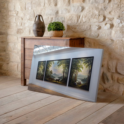 Toile, une peinture de paysage sereine exposée dans un cadre lumineux de galerie d'art avec trois grands panneaux représentant une toile