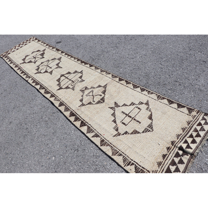Tapis de couloir turc rétro tissé à la main en beige avec un motif tribal, idéal pour le revêtement de sol décoratif