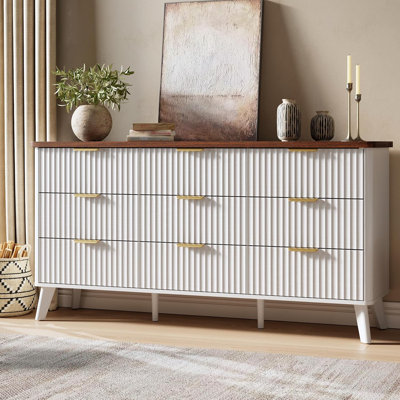 Commode moderne de 60,6 po de largeur, commode cannelée à 9 tiroirs avec poignées dorées, profil courbé et design épaissi pour la chambre à coucher et le salon
