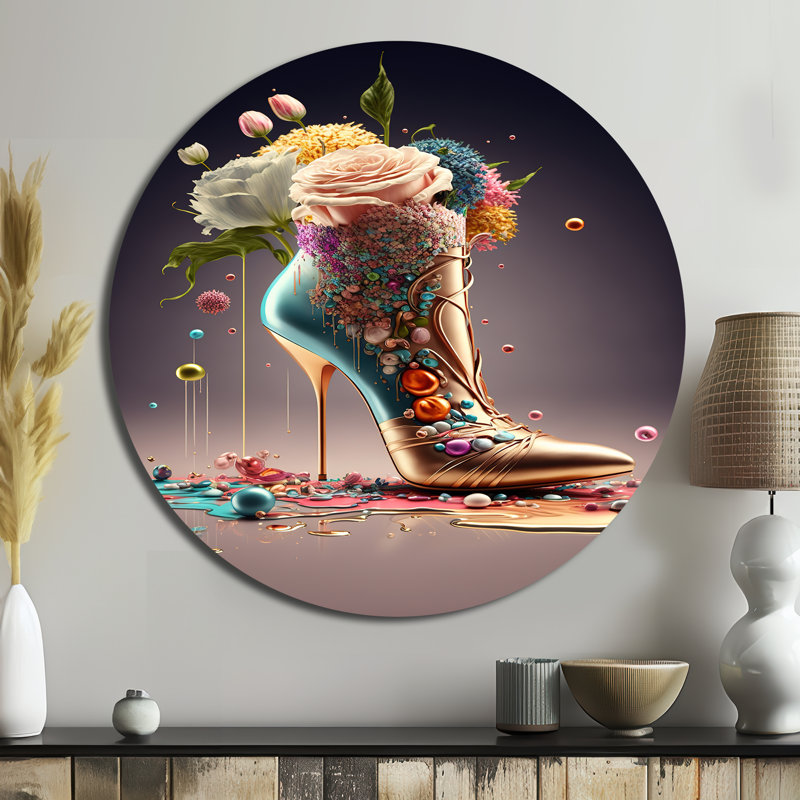 Chaussures à talons hauts florales dorées II - mode ronde en métal, H 29 po x l 29 po