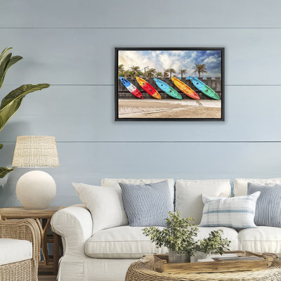 Cadre flottant coloré avec kayaks et palmiers, design par Richard Silver