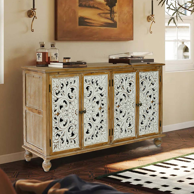 Buffet d'appoint moderne à 4 portes. Aspect vieilli, idéal pour une entrée ou un couloir. Finition peinte, aspect vieilli, fonctionnel.