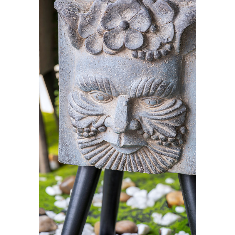 Statue de dieu grec avec pot de fleurs