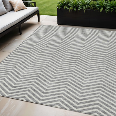 Tapis intérieur lavable à chevrons gris et ivoire 5 pi x 8 pi
